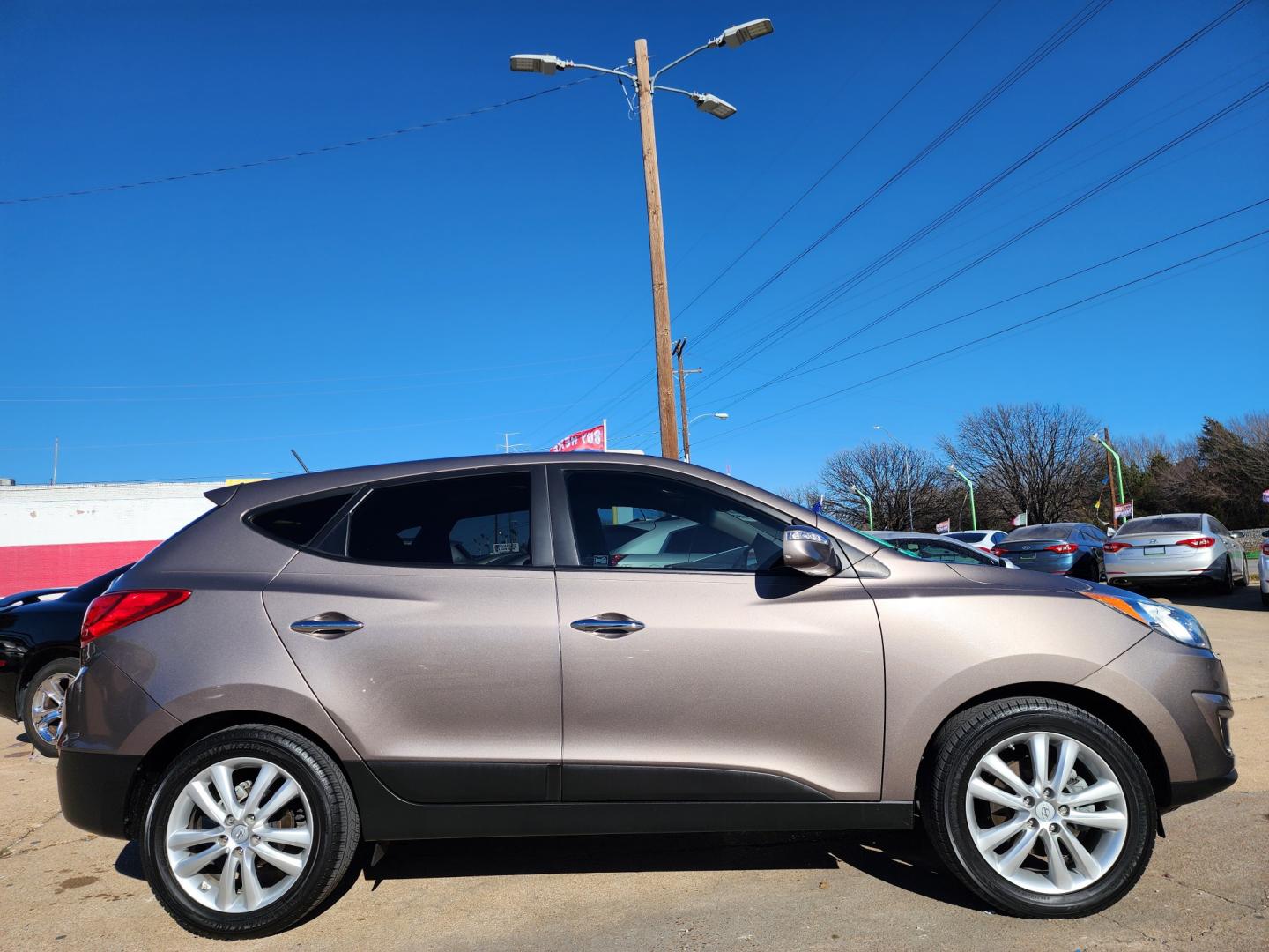 2012 GRAY Hyundai Tucson Limited (KM8JU3AC4CU) with an 2.4L L4 DOHC 16V engine, 6-Speed Automatic transmission, located at 2660 S.Garland Avenue, Garland, TX, 75041, (469) 298-3118, 32.885551, -96.655602 - Welcome to DallasAutos4Less, one of the Premier BUY HERE PAY HERE Dealers in the North Dallas Area. We specialize in financing to people with NO CREDIT or BAD CREDIT. We need proof of income, proof of residence, and a ID. Come buy your new car from us today!! This is a Very clean 2012 HYUNDAI TUC - Photo#2